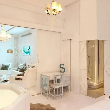Pink House Hotel *
